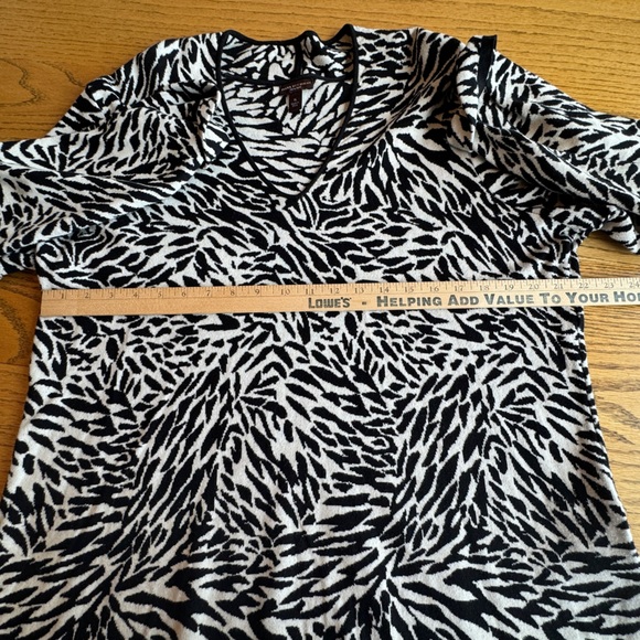 Dana Buchman Woman XL Black and White Animal Print V-Neck Zebra Shirt Top - Picture 7 of 8